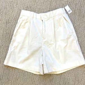 High waisted khaki shorts from the GAP
Elasticized waist. Pleated front.